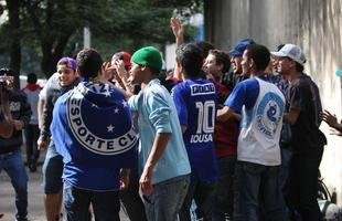Imagens da fila de cruzeirenses por ingressos no Barro Preto