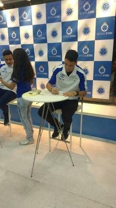 Torcedores do Cruzeiro ganharam autgrafos do volante Hudson e dos meias Thiago Neves e Robinho