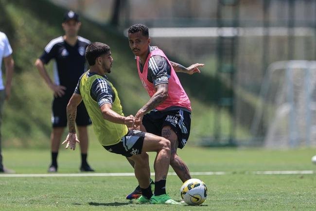 Fotos do treino do Atltico nesta quarta-feira (12/10), na Cidade do Galo. Em recuperao de um incmodo na panturrilha esquerda, Hulk fez funcional no campo e ainda  dvida para o confronto contra o Flamengo, no sbado, s 20h30, no Maracan, pelo Brasileiro