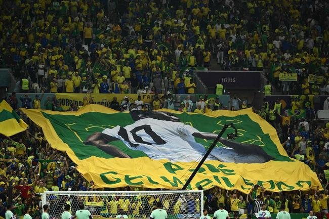 Camares x Brasil: Torcida do Brasil homenageia Pel com bandeira 