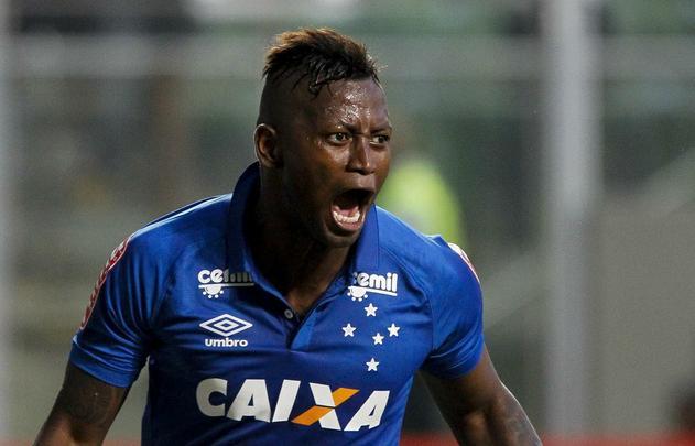 Depois de grande jogada de Arrascaeta, Riascos marcou o gol da virada do Cruzeiro: 2 a 1