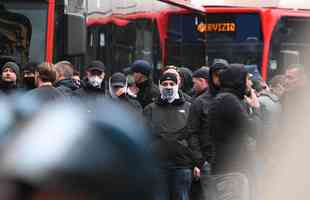 Torcedores do Eintracht Frankfurt causaram graves incidentes no centro da cidade de Nápoles