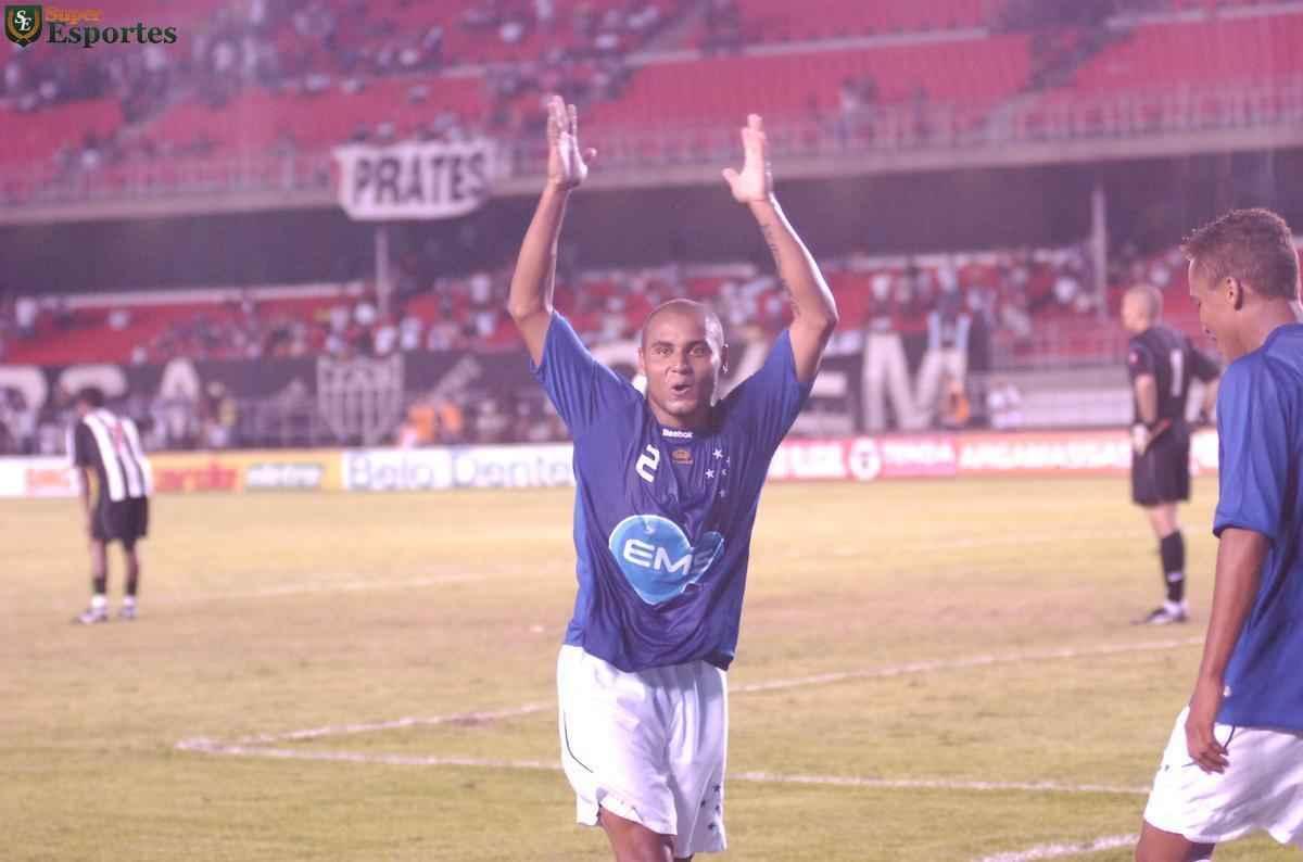 A diferena em relao  deciso do ano anterior era que a vantagem agora era do Galo. Mas a Raposa, ainda sob o comando de Adlson Batista, repetiu o placar do jogo de ida de 2008. O primeiro tempo teve apenas um gol, marcado por Klber j aos 39min. Na etapa final, Leonardo Silva e Jonathan, duas vezes cada, fizeram o time celeste repetir a maior goleada na histria dos clssicos no Gigante da Pampulha.