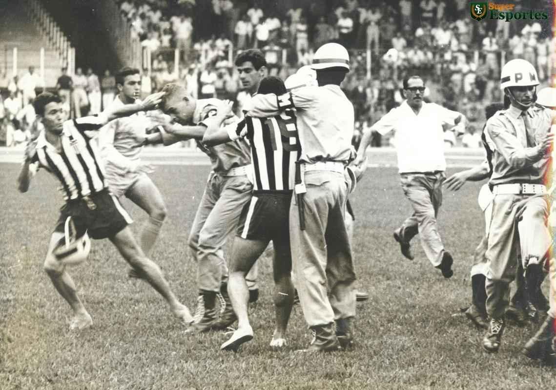 24/10/1965 - Lance do jogo entre Atlético e Cruzeiro, realizado no Mineirão, em Belo Horizonte, onde acontece a primeira briga no estádio. A partida terminou aos 34 minutos do segundo tempo, quando o juiz assinalou um pênalti na grande área do time alvinegro e os jogadores protestaram. O jogo terminou em 1 a 0 para o Cruzeiro.