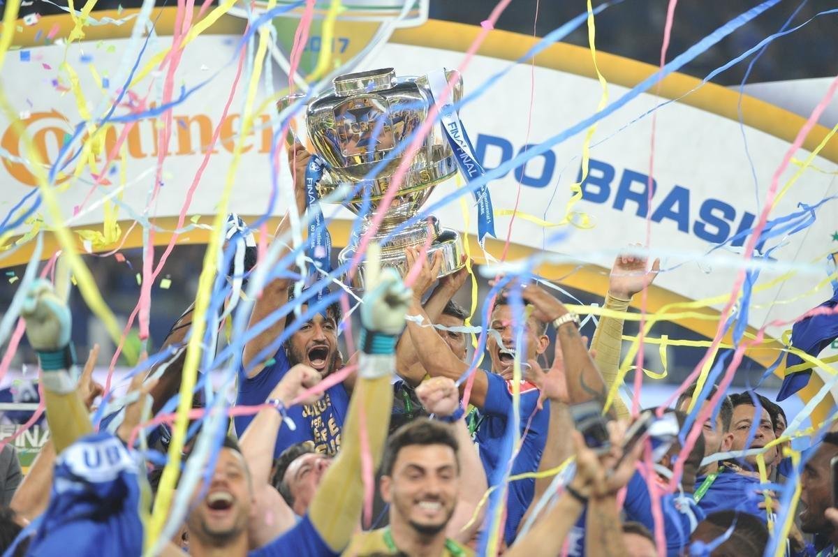 Depois da vitria por 5 a 3 nos pnaltis, que teve Fbio como heri, jogadores e comisso tcnica comemoraram muito no gramado do Mineiro. Capito Henrique ergueu a taa do penta no Gigante