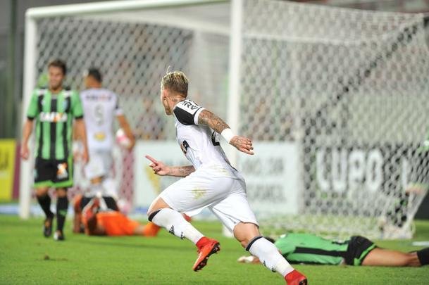 Depois de lances polmicos, Atltico confirmou vitria com gols de Rger Guedes e Ricardo Oliveira