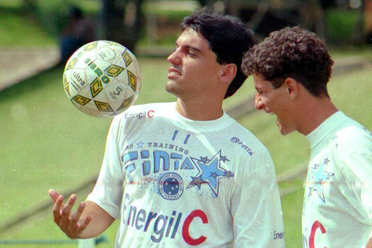 Glson Baresi, ex-zagueiro da Raposa, no acredita que o Cruzeiro conseguir bater o Atltico. Ele aposta no placar de 3 a 1 para o rival. ''Acho que o momento  todo favorvel ao Atltico. O elenco conta com mais qualidade e opes. A confiana est em alta e o clube tem uma boa administrao para os compromissos assumidos, obrigaes e problemas que podem aparecer. O momento atual do Cruzeiro  o inverso disso''. O ex-jogador defendeu o Cruzeiro entre 1995 e 1997, disputou 94 jogos e marcou cinco gols. 