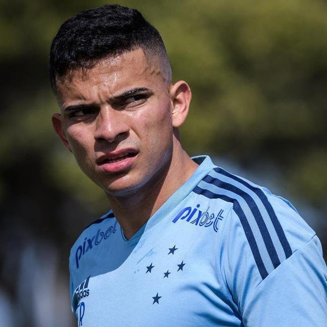 Fotos do treino do Cruzeiro neste domingo, na Toca da Raposa II. As novidades foram as presenas do atacante Rafa Silva, recuperado de incmodo no p direito, e dos recm-contratados Luis Felipe (zagueiro, ex-PSV da Holanda) e Bruno Rodrigues (atacante, ex-Famalico de Portugal)