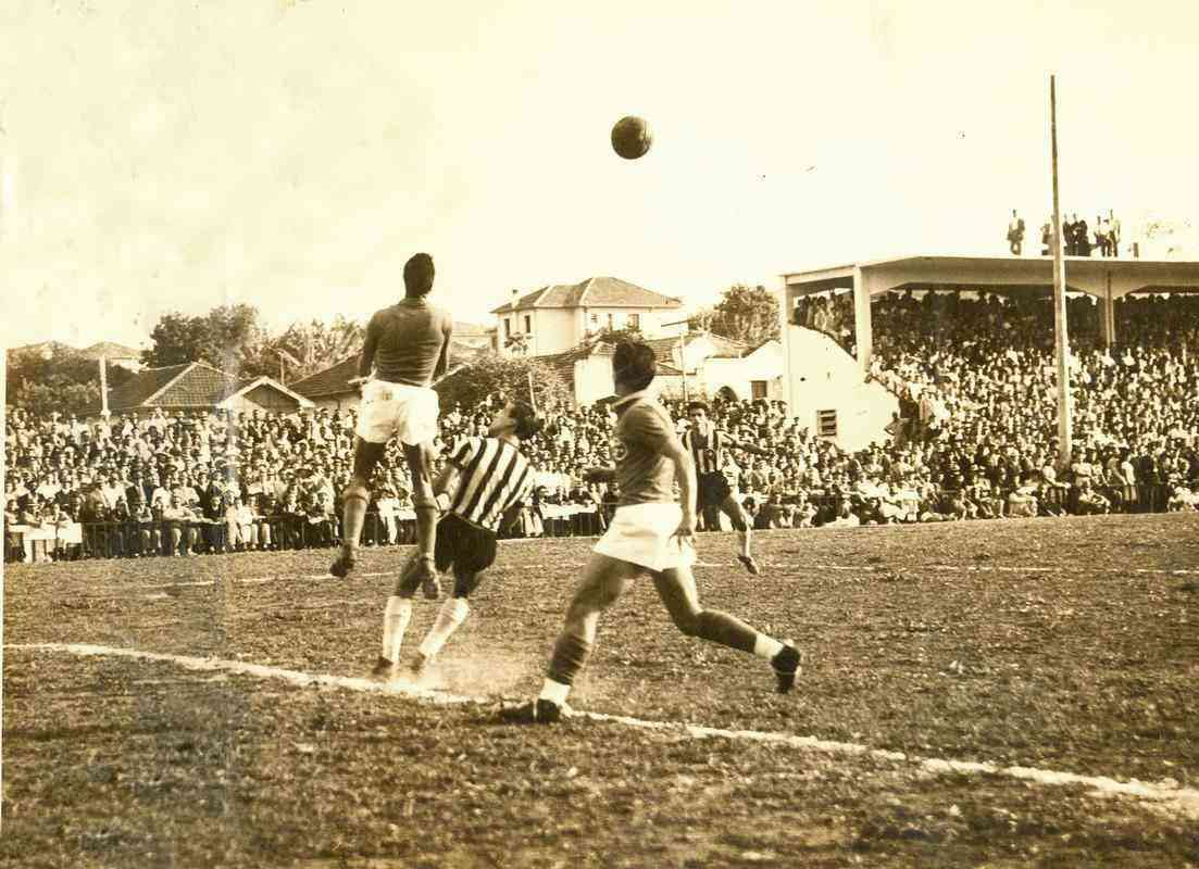 Inaugurao do estdio JK depois da reconstruo em 1945, no jogo entre Cruzeiro e Botafogo