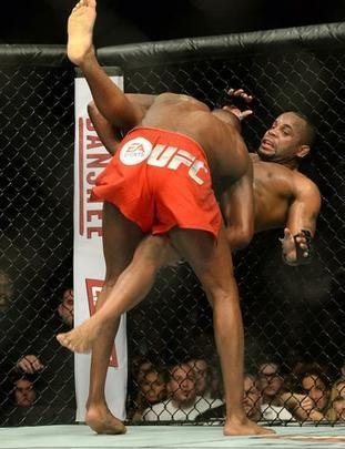 Jon Jones (bermuda vermelha) venceu Daniel Cormier por decisão unânime e manteve o cinturão