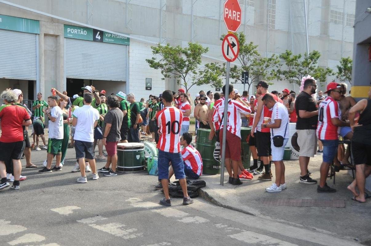 Torcedores de Amrica e Villa Nova confraternizaram nas ruas do entorno do Independncia, em BH, antes do duelo pela 9 rodada do Mineiro