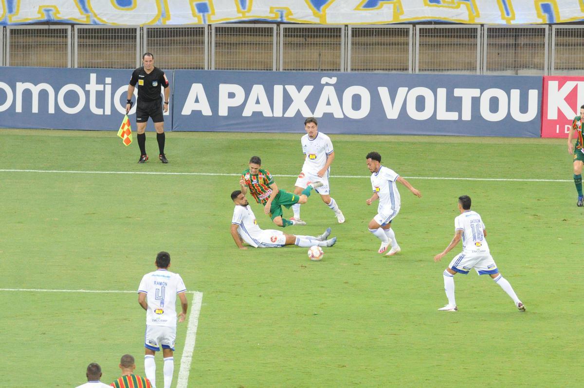 Jogadores do Cruzeiro deixam campo cabisbaixos aps derrota para o Sampaio Corra por 2 a 1