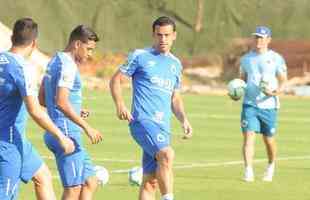 Cruzeiro fez nesta segunda-feira  tarde, na Toca da Raposa II, o ltimo treino em Belo Horizonte antes da partida contra o Internacional, quarta, no Beira-Rio, pela semifinal da Copa do Brasil. O tcnico Rogrio Ceni deve escalar Fbio; Edilson, Ded, Fabrcio Bruno (Leo) e Egdio (Dod); Henrique e Robinho; Marquinhos Gabriel; Thiago Neves e David; Pedro Rocha. Servindo  Seleo Colombiana, Orejuela est fora do jogo.