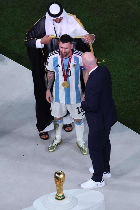 Messi ergue a taa de campeo da Copa do Mundo! Festa da Argentina no Estdio Icnico de Lusail, no Catar, com o tricampeonato mundial