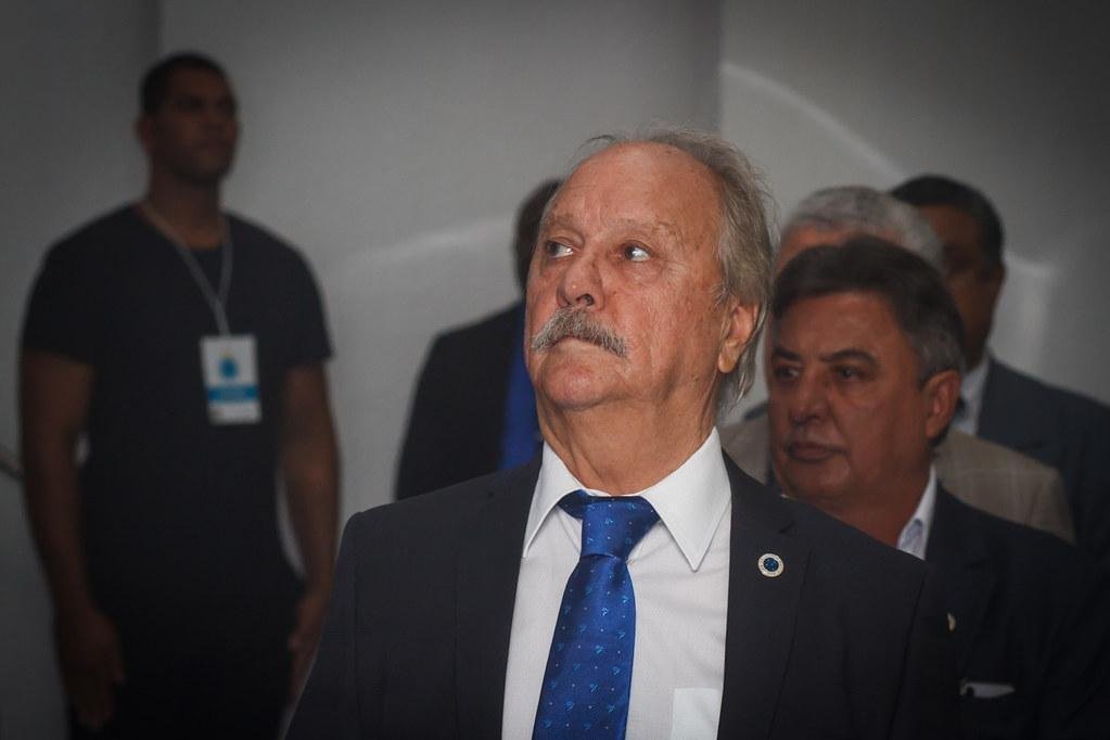 25/04/2019 - o Cruzeiro publicou no jornal Dirio do Comrcio, de Belo Horizonte, o seu balano financeiro do exerccio de 2018. Integrantes da oposio no Conselho Deliberativo questionaram vrios pontos, entre os quais o crescimento do gasto com pessoal de R$ 12,5 milhes para R$ 15,1 milhes mensais, a insero do valor da venda de Arrascaeta ao Flamengo como receita da temporada anterior e o pagamento anual de R$ 4,2 milhes ao vice-presidente de futebol Itair Machado - mdia mensal de R$ 350 mil. Por meio de nota, o presidente Wagner Pires de S minimizou vrias perguntas e prometeu trabalhar para excluir opositores do Conselho. 'Realmente essas coisas nos chateiam bastante. A chapa derrotada na ltima eleio pensa que a eleio ainda no acabou. Eu, pessoalmente, vou trabalhar para colher assinaturas pedindo a excluso de conselheiros por conduta inadequada a um conselheiro do Cruzeiro'.