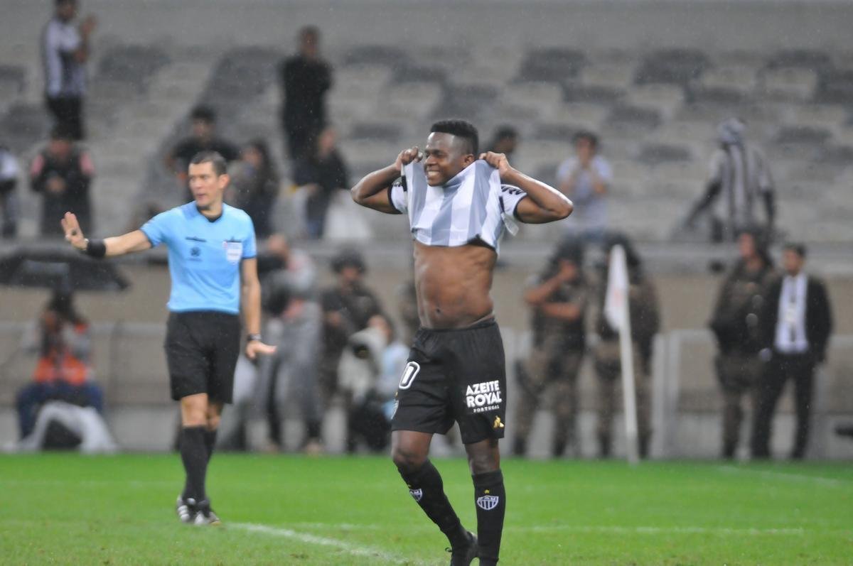 Atltico perdeu por 4 a 3 para o Coln nos pnaltis e foi eliminado da Copa Sul-Americana. Goleiro argentino Burin defendeu penalidades de Rver e Cazares