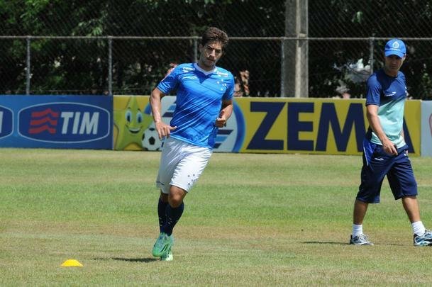 Lucas Silva: dos 13 milhes de euros referentes  venda dos direitos econmicos do volante ao Real Madrid-ESP, Cruzeiro embolsou a metade. Na moeda nacional, valor foi de R$ 18,85 milhes. Negociao ocorreu em 22 de janeiro de 2015.