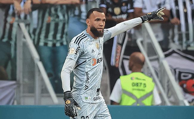 O goleiro Everson se desculpou com a torcida aps empate no Mineiro