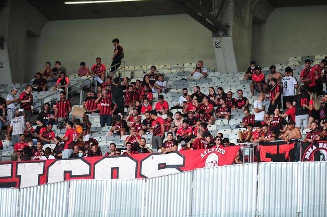 Torcida do Athletico-PR no jogo de ida da final da Copa do Brasil de 2021, contra o Galo, no Mineir�o, em BH