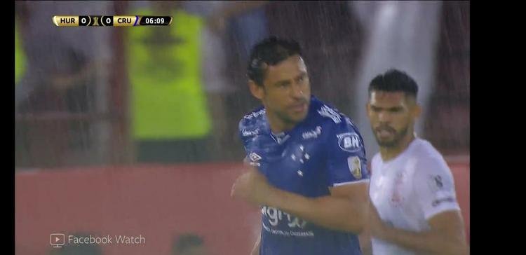 Pingos de chuva atrapalharam qualidade da transmisso da Conmebol, do jogo entre Huracn e Cruzeiro, pelo Facebook Watch