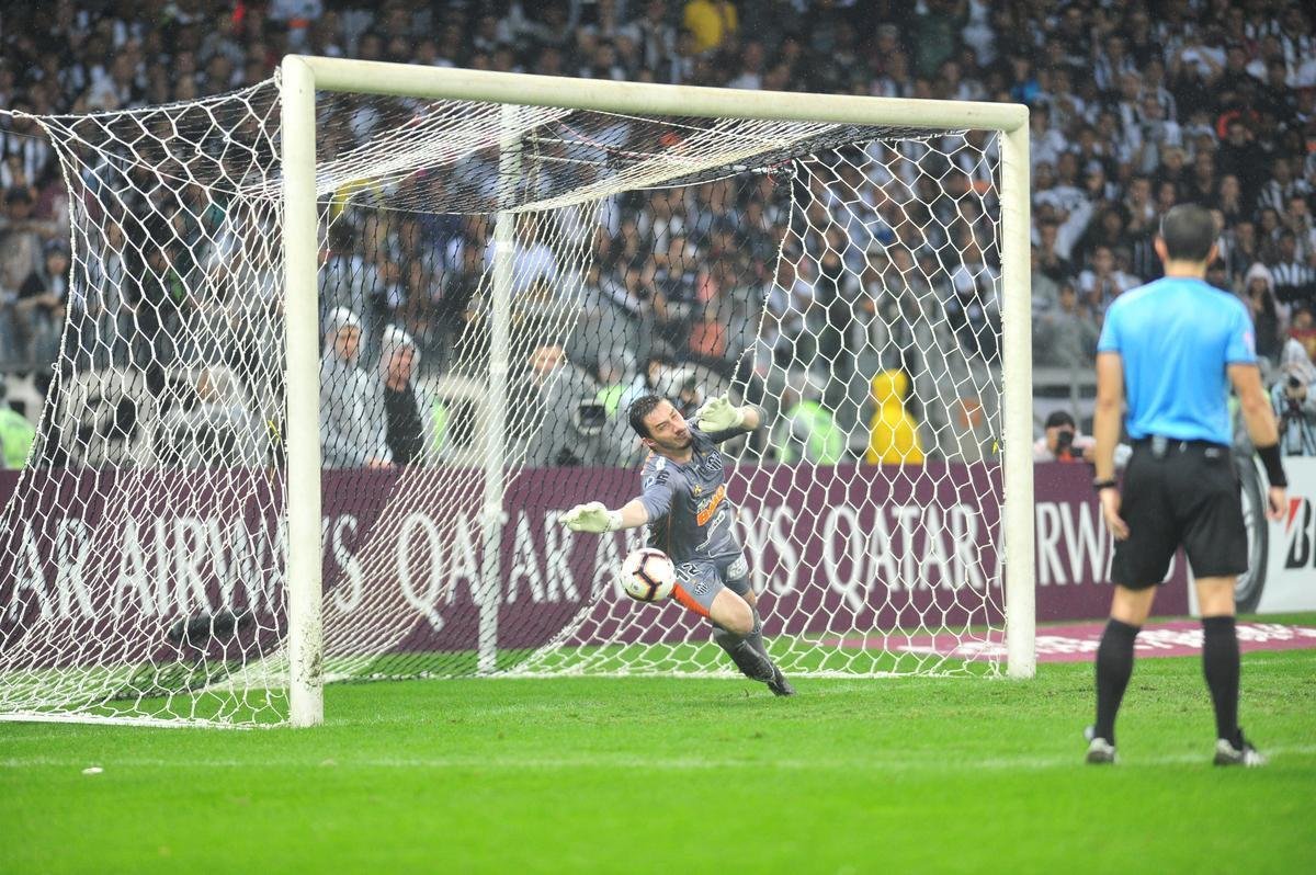 Atltico perdeu por 4 a 3 para o Coln nos pnaltis e foi eliminado da Copa Sul-Americana. Goleiro argentino Burin defendeu penalidades de Rver e Cazares