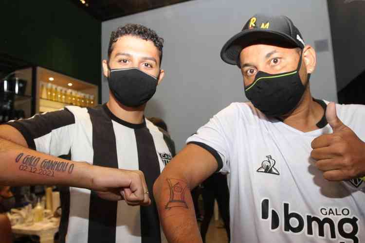 Em evento na Arena MRV, torcedores do Atlético ganharam tatuagens em comemoração ao bicampeonato brasileiro 