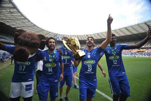 Depois de conquistarem o hexacampeonato da Superliga Masculina de Vlei, com vitria por 3 sets a 2 sobre o Sesi, neste domingo pela manh, no Mineirinho, os jogadores do Cruzeiro deram a volta olmpica  tarde, no Mineiro, diante da torcida celeste. Os campees tiraram muitas fotos, fizeram sinal de 'seis' com as mos e foram ovacionados antes da partida do time de futebol cruzeirense contra o Botafogo pela quarta rodada do Campeonato Brasileiro.