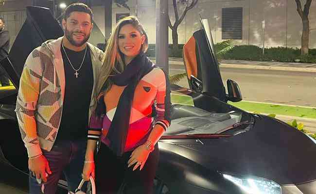 Hulk e esposa, Camila Ângelo, ao lado do Lamborghini Aventdor alugado por eles em Miami 
