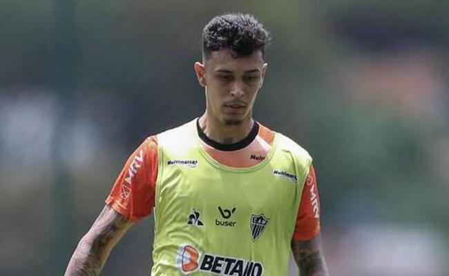 Zagueiro Vitor Mendes em ação durante treino do Atlético na Cidade do Galo