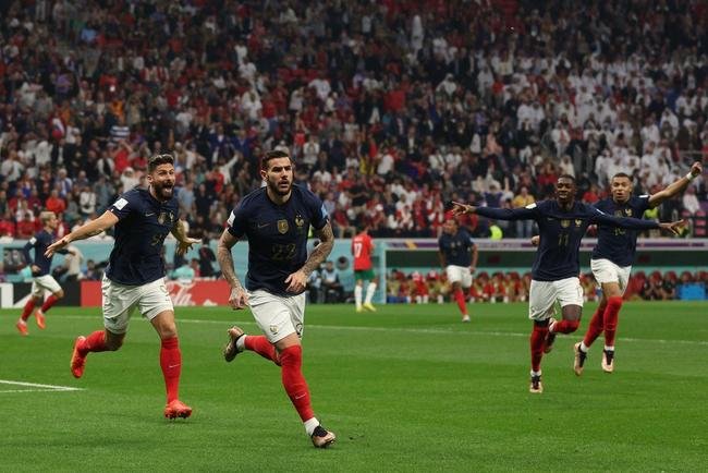 Fotos do gol de Theo Hernndez para a Frana na semifinal contra o Marrocos