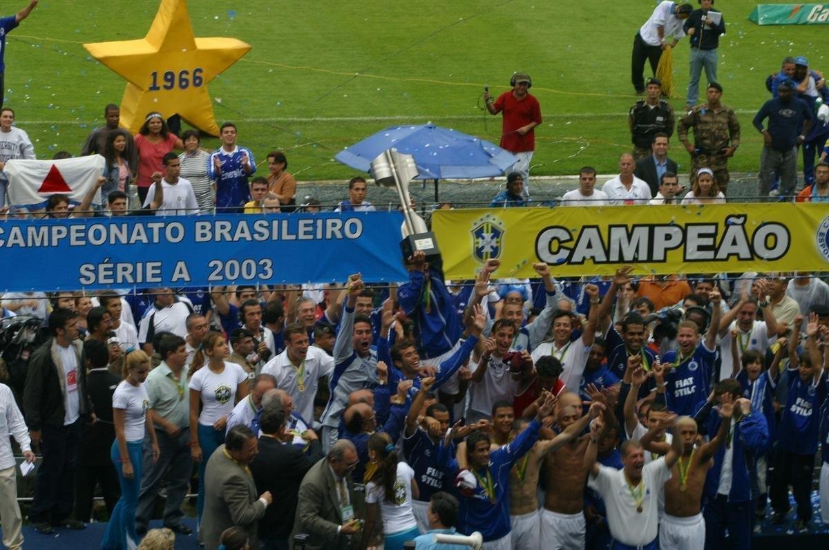 Com o ttulo brasileiro confirmado, o Cruzeiro fez no dia 7 de dezembro de 2003 o jogo da taa e das faixas contra o Fluminense, no Mineiro. Com show de Alex, autor de dois gols, o time celeste goleou os cariocas por 5 a 2 e promoveu nova festa da torcida azul em Belo Horizonte. Jogadores finalmente ergueram a taa oficial do Campeonato Brasileiro, cedida pela CBF, e deram a volta olmpica. Os campees brasileiros de 1966 tambm participaram das comemoraes no Gigante da Pampulha.
