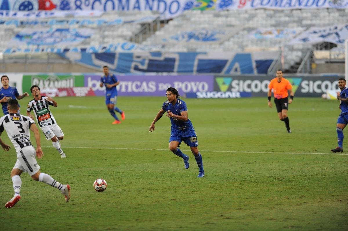 Fotos da vitria do Cruzeiro sobre o Athletic de So Joo del-Rei, por 1 a 0, no Mineiro, pela quarta rodada do Campeonato Mineiro de 2021. Marcelo Moreno, de pnalti, marcou o gol do triunfo celeste no Gigante da Pampulha