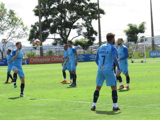 O Cruzeiro fez, nesta tera-feira, o ltimo treino em BH antes da viagem para Santiago, onde enfrenta a Universidad de Chile, pela Copa Libertadores