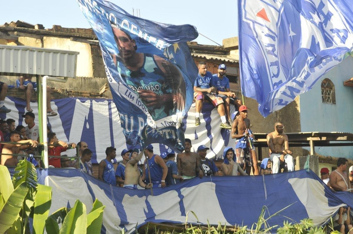 Torcidas de Cruzeiro e Guarani lotaram estdio Fario e casas do entorno, em Divinpolis, para assistir ao duelo de abertura do Campeonato Mineiro 2019