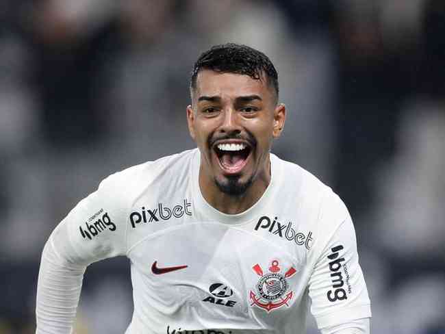Bidu marcou seu primeiro gol pelo Corinthians na vitria sobre o Galo