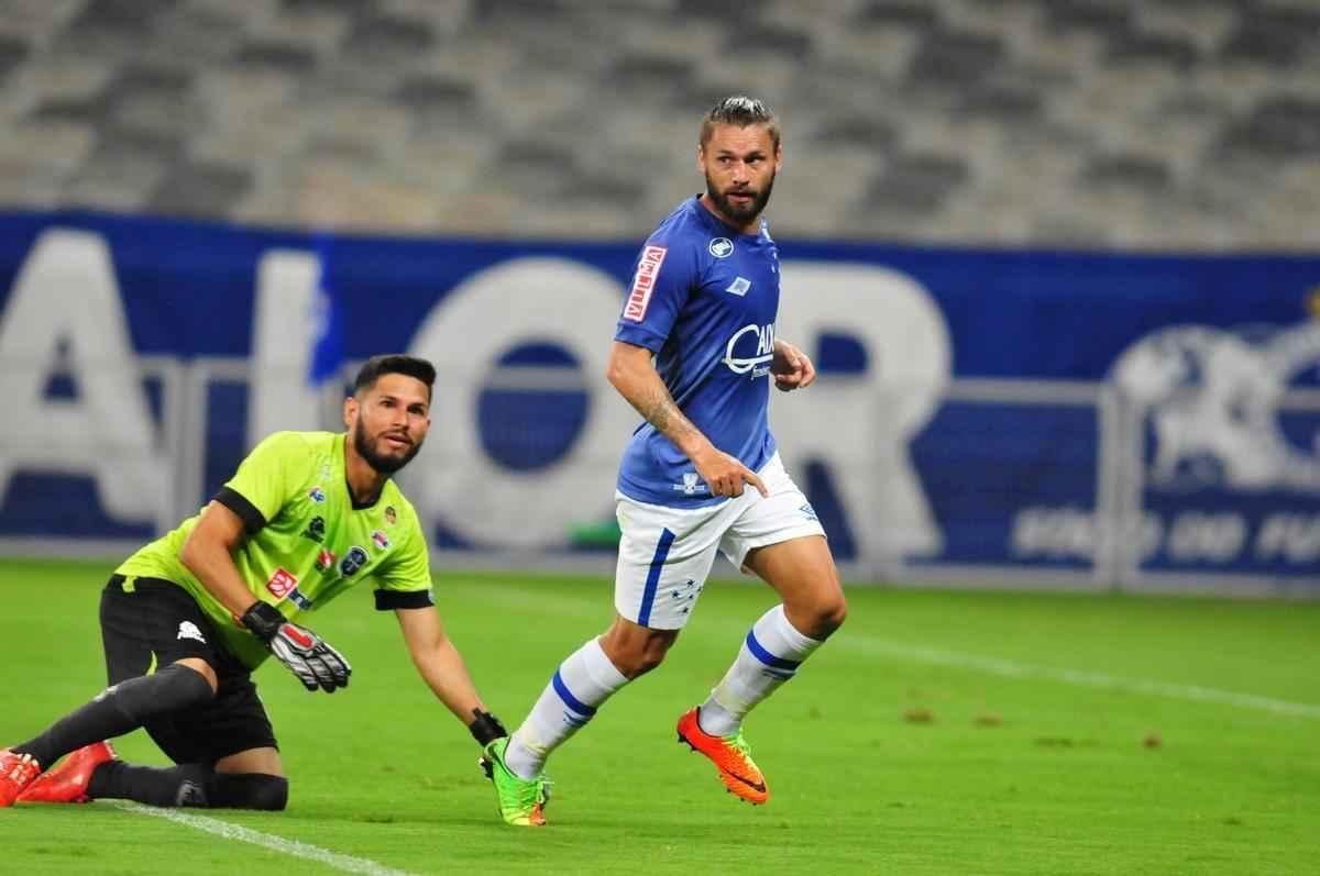Imagens do jogo entre Cruzeiro e So Fransciso-PA, pela Copa do Brasil, no Mineiro