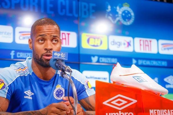 Treino do Cruzeiro nesta segunda-feira, na Toca da Raposa II. Time de Rogrio Ceni enfrenta o Cear na quarta-feira, s 19h30, no Castelo, em Fortaleza, pela 21 rodada do Campeonato Brasileiro