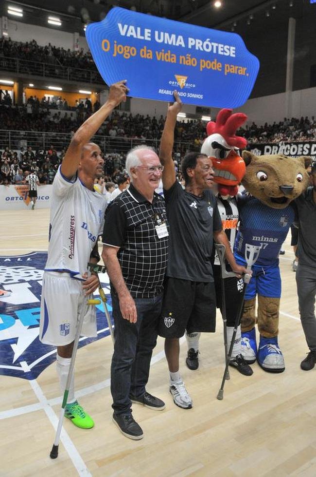 Jogo festivo e solid�rio reuniu craques do futsal mineiro em BH