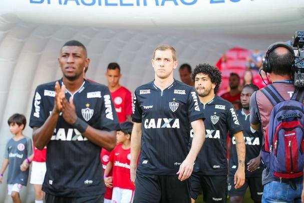 Galo derrotou Internacional no Beira-Rio com gols de Cazares e Terans; D'Alessandro descontou de pênalti