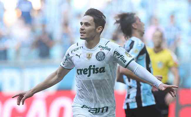 Raphael Veiga marcou dois gols na vitria do Palmeiras sobre o Grmio