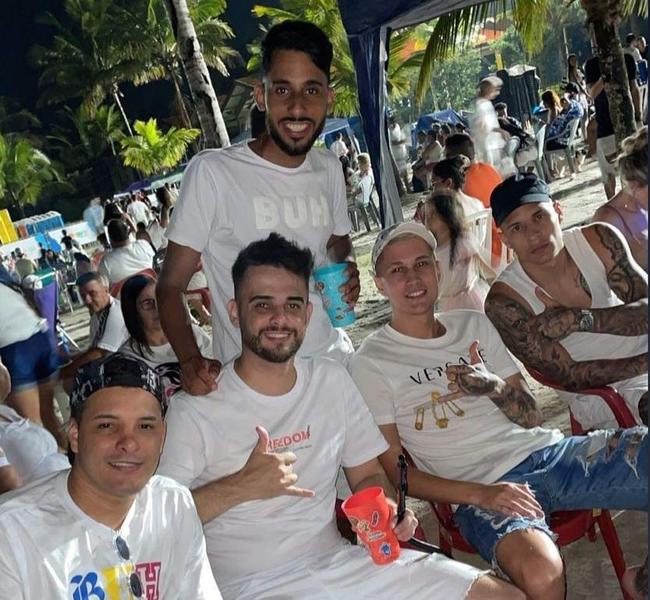 Lateral-esquerdo Guilherme Arana (à direita) junto com amigos