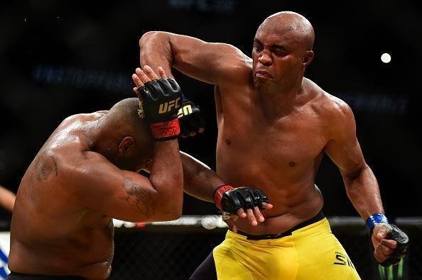 Fotos da derrota de Anderson Silva para Daniel Cormier no UFC 200