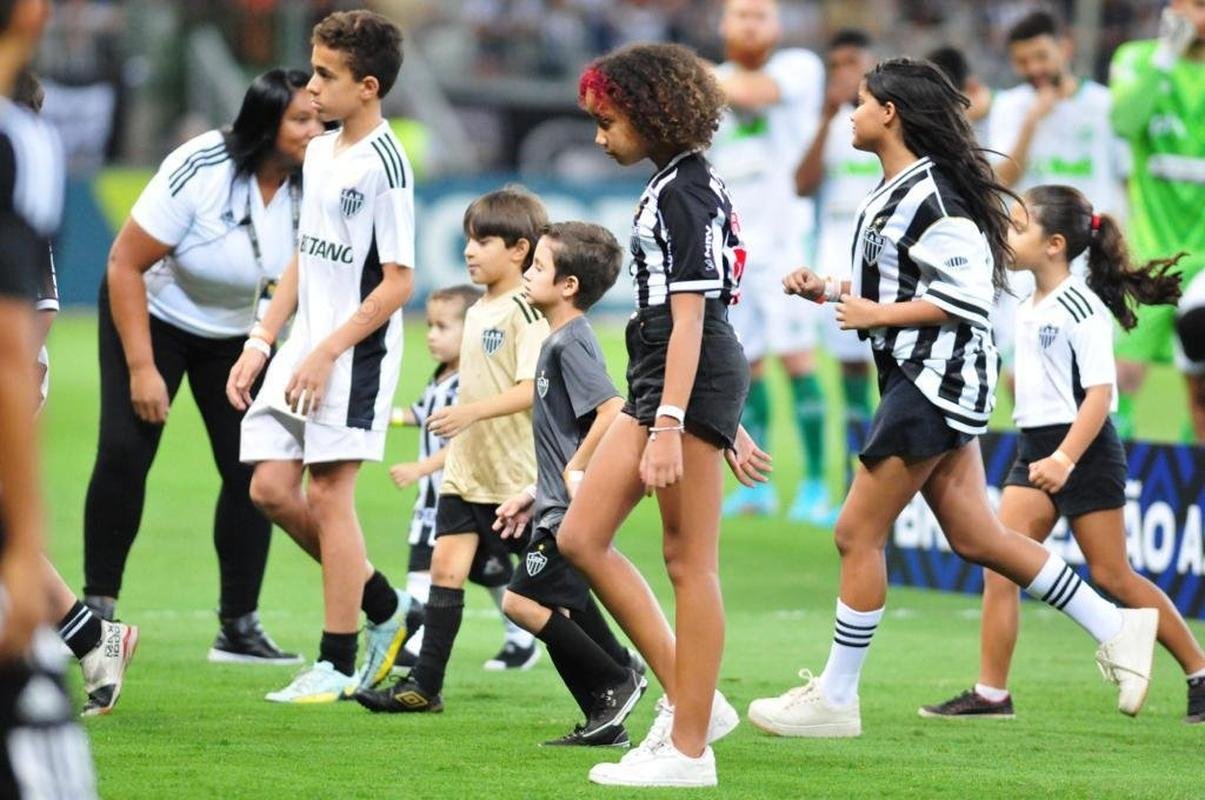 Mascotinhos do Atltico no jogo contra o Juventude, no Mineiro, pelo Campeonato Brasileiro de 2022