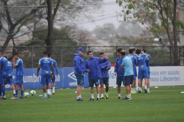 Sob forte chuva, Cruzeiro iniciou preparao para duelo com o Botafogo, marcado para as 21h30 desta quinta-feira