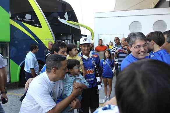 Craque Neymar, do Santos, chegou ao Independncia e foi muito assediado por torcedores do Cruzeiro antes de partida vlida pelo Campeonato Brasileiro