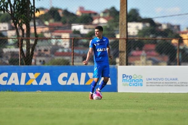 Sem Thiago Neves, que est com desgaste na panturrilha, Mano Menezes escalou o time titular do Cruzeiro no coletivo com Fbio; Lucas Romero, Leo, Murilo e Egdio; Henrique e Ariel Cabral; Robinho, Arrascaeta e Rafinha; Fred. Os reservas atuaram com Rafael; Arthur, Digo, Manoel e Marcelo Hermes; Lucas Silva, Nonoca e Bruno Silva; Rafael Marques, Rafael Sobis e Judivan