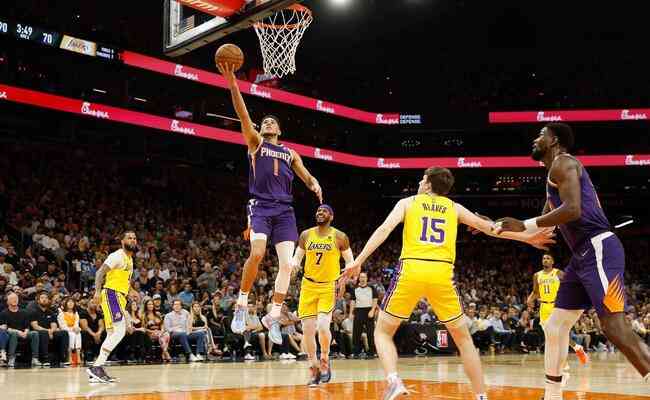 Booker, com 32 pontos, foi o cestinha do jogo que definiu o Lakers fora dos playoffs