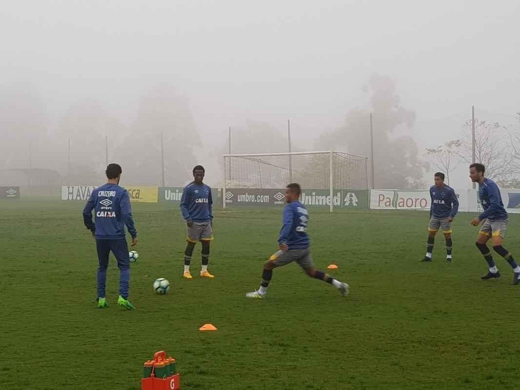 Cruzeiro realizou atividade sob muita neblina em Chapec�-SC, nesta quarta-feira, antes de compromisso contra a Chapecoense