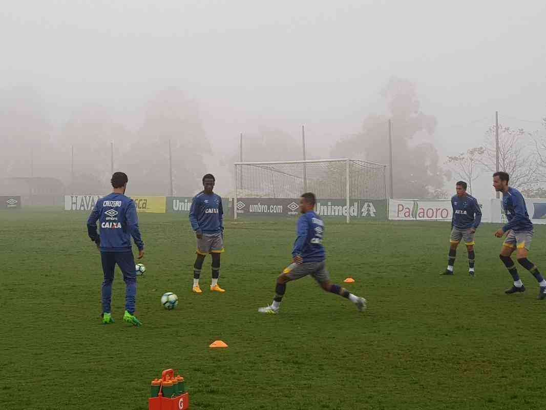 Cruzeiro realizou atividade sob muita neblina em Chapec-SC, nesta quarta-feira, antes de compromisso contra a Chapecoense