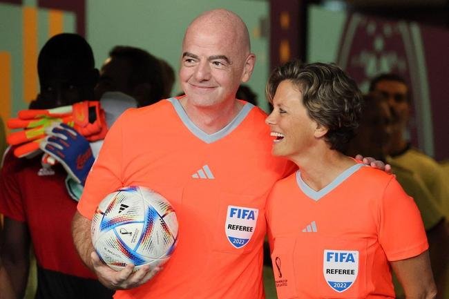 Jogo festivo entre lendas das Copas do Mundo reuniu �dolos do futebol como Materazzi, Essien, Michel Salgado, Seedorf, Jorge Campos, Terry, Del Piero, Vieri, Makelele, Deco, Zanetti, Batistuta, Mario Kempes, Cafu e Roberto Carlos no Est�dio Al Thumama e teve presidente da Fifa Gianni Infantino como �rbitro